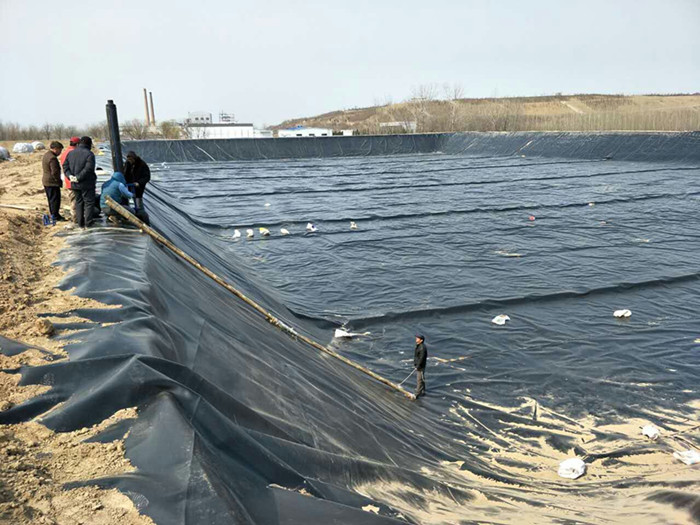 济南沼气池防渗膜铺设现场8万平方米